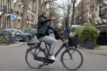 Amsterdam 17 maart 2023
Sander v Haarlem met kindje op de fiets in Amsterdam zuid.