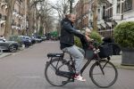 Amsterdam 17 maart 2023
Sander v Haarlem met kindje op de fiets in Amsterdam zuid.