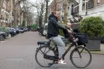 Amsterdam 17 maart 2023
Sander v Haarlem met kindje op de fiets in Amsterdam zuid.