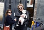 Amsterdam 27 maart 2024
Barbara Sloesen met vriend Joost Hofman en hun hondje in het centrum van amsterdam.