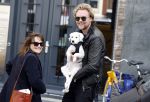 Amsterdam 27 maart 2024
Barbara Sloesen met vriend Joost Hofman en hun hondje in het centrum van amsterdam.