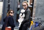 Amsterdam 27 maart 2024
Barbara Sloesen met vriend Joost Hofman en hun hondje in het centrum van amsterdam.