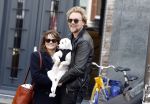 Amsterdam 27 maart 2024
Barbara Sloesen met vriend Joost Hofman en hun hondje in het centrum van amsterdam.