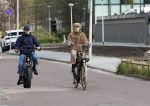 Amsterdam 28 maart 2024
Bridget Maasland en haar zoon Mees op de fiets in Amsterdam zuid.