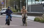 Amsterdam 28 maart 2024
Bridget Maasland en haar zoon Mees op de fiets in Amsterdam zuid.
