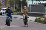 Amsterdam 28 maart 2024
Bridget Maasland en haar zoon Mees op de fiets in Amsterdam zuid.