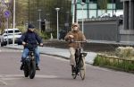 Amsterdam 28 maart 2024
Bridget Maasland en haar zoon Mees op de fiets in Amsterdam zuid.