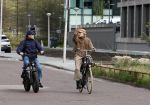 Amsterdam 28 maart 2024
Bridget Maasland en haar zoon Mees op de fiets in Amsterdam zuid.