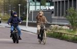 Amsterdam 28 maart 2024
Bridget Maasland en haar zoon Mees op de fiets in Amsterdam zuid.
