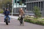 Amsterdam 28 maart 2024
Bridget Maasland en haar zoon Mees op de fiets in Amsterdam zuid.