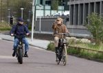 Amsterdam 28 maart 2024
Bridget Maasland en haar zoon Mees op de fiets in Amsterdam zuid.