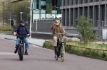 Amsterdam 28 maart 2024
Bridget Maasland en haar zoon Mees op de fiets in Amsterdam zuid.