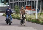 Amsterdam 28 maart 2024
Bridget Maasland en haar zoon Mees op de fiets in Amsterdam zuid.