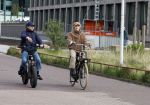 Amsterdam 28 maart 2024
Bridget Maasland en haar zoon Mees op de fiets in Amsterdam zuid.
