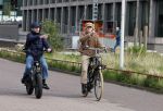 Amsterdam 28 maart 2024
Bridget Maasland en haar zoon Mees op de fiets in Amsterdam zuid.
