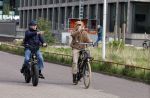 Amsterdam 28 maart 2024
Bridget Maasland en haar zoon Mees op de fiets in Amsterdam zuid.