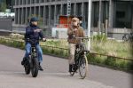 Amsterdam 28 maart 2024
Bridget Maasland en haar zoon Mees op de fiets in Amsterdam zuid.