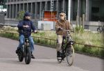 Amsterdam 28 maart 2024
Bridget Maasland en haar zoon Mees op de fiets in Amsterdam zuid.