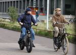 Amsterdam 28 maart 2024
Bridget Maasland en haar zoon Mees op de fiets in Amsterdam zuid.