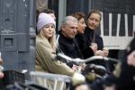 Amsterdam 14 maart 2024
Chantal Janzen en haar man Marco Geerartz op terras bij koffietentje in Amsterdam zuid