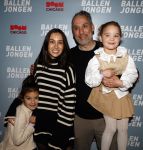 Amsterdam 27 maart 2024
Boekpresentatie Nino Wilkes in boom boom Chicago. Demi Wilkes met zusje Jade (l) Haar vader Michael Wilkes en...