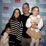 Amsterdam 27 maart 2024
Boekpresentatie Nino Wilkes in boom boom Chicago. Demi Wilkes met zusje Jade (l) Haar vader Michael Wilkes en...