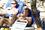 Curacao 1 januari 2009
Derk Bolt met bril en gsm op het strand van Avila Beach.