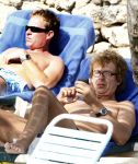 Curacao 1 januari 2009
Derk Bolt met bril en gsm op het strand van Avila Beach.