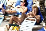 Curacao 1 januari 2009
Derk Bolt met bril en gsm op het strand van Avila Beach.