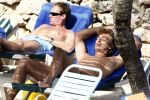 Curacao 1 januari 2009
Derk Bolt met bril en gsm op het strand van Avila Beach.