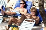 Curacao 1 januari 2009
Derk Bolt met bril en gsm op het strand van Avila Beach.