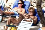 Curacao 1 januari 2009
Derk Bolt met bril en gsm op het strand van Avila Beach.
