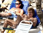Curacao 1 januari 2009
Derk Bolt met bril en gsm op het strand van Avila Beach.