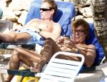Curacao 1 januari 2009
Derk Bolt met bril en gsm op het strand van Avila Beach.