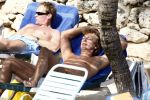 Curacao 1 januari 2009
Derk Bolt met bril en gsm op het strand van Avila Beach.