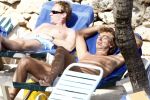 Curacao 1 januari 2009
Derk Bolt met bril en gsm op het strand van Avila Beach.