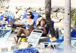Curacao 1 januari 2009
Derk Bolt met bril en gsm op het strand van Avila Beach.