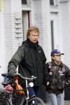 Amsterdam 4 maart 2006
Derk Bolt met zijn zoontje boodschappen doen