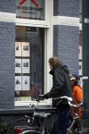 Amsterdam 4 maart 2006
Derk Bolt met zijn zoontje bij makelaarskantoor
