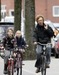AMSTERDAM 23 februari 2007
Derk Bolt met zijn kinderen op de fiets in amsterdam.