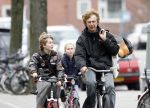 AMSTERDAM 23 februari 2007
Derk Bolt met zijn kinderen op de fiets in amsterdam.