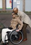 Amsterdam 19 maart 2024
Boekpresentatie Angelique Woudenberg in restaurant Breda. Humberto Tan helpt vrouw in rolstoel