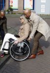 Amsterdam 19 maart 2024
Boekpresentatie Angelique Woudenberg in restaurant Breda. Humberto Tan helpt vrouw in rolstoel
