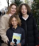 Amsterdam 27 maart 2024
Boekpresentatie Nino Wilkes in boom boom Chicago. Irene Avogadri met zoons