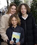 Amsterdam 27 maart 2024
Boekpresentatie Nino Wilkes in boom boom Chicago. Irene Avogadri met zoons
