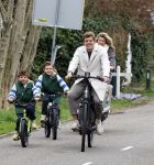 Loosdrecht 17 maart 2024
Jaap Reesema en Kim Kotter met hun kinderen aan het fietsen .