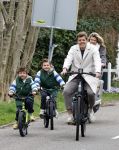 Loosdrecht 17 maart 2024
Jaap Reesema en Kim Kotter met hun kinderen aan het fietsen .