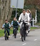 Loosdrecht 17 maart 2024
Jaap Reesema en Kim Kotter met hun kinderen aan het fietsen .