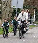 Loosdrecht 17 maart 2024
Jaap Reesema en Kim Kotter met hun kinderen aan het fietsen .