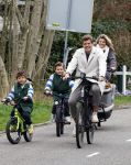 Loosdrecht 17 maart 2024
Jaap Reesema en Kim Kotter met hun kinderen aan het fietsen .